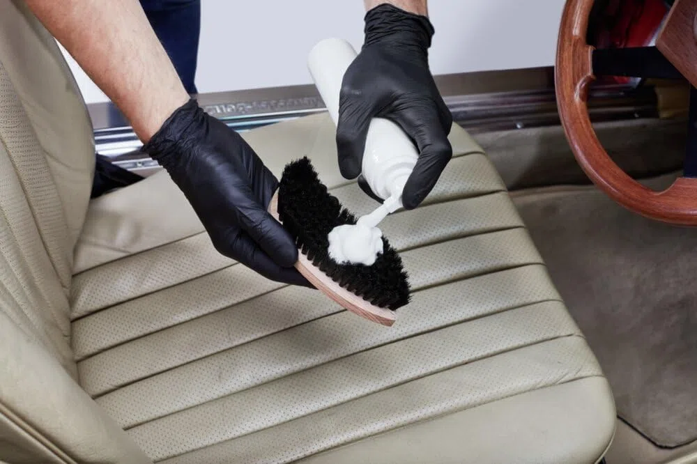 SONAX PROFILINE LeatherCleaner (1 Liter) extra starker Schaumreiniger für hochwertige Lederausstattungen aus pigmentiertem Glattleder | Art-Nr. 02703000
