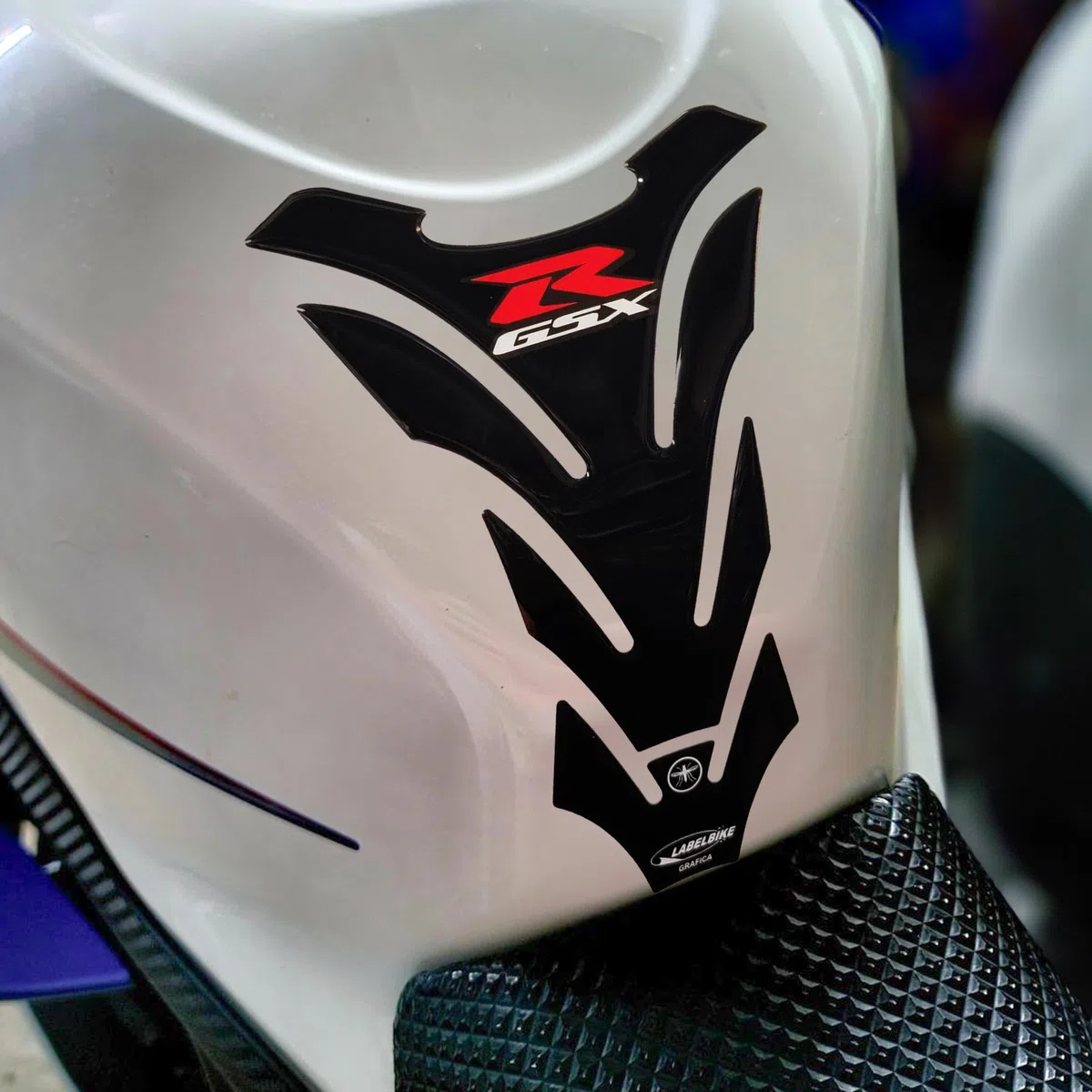 labelbike - 3D Aufkleber Motorrad Tankpad Schutz und Dekoration aus Harz kompatibel mit Suzuki GSX-R Farbe Schwarz