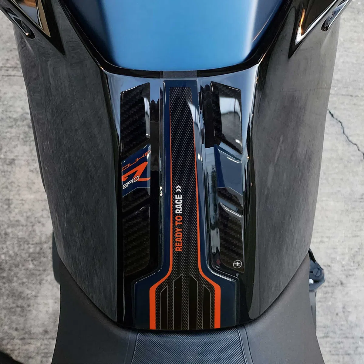 labelbike - 3D Aufkleber Motorrad Tankpad Schutz und Dekoration aus Harz kompatibel mit KTM 890 Duke R 2022-2023 Atlantic Blau
